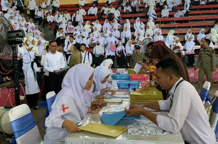 Penerimaan SK pengangkatan PPPK dan penandatangan surat perjanjian kerja Pemkab Kendal di GOR Bahurekso Selasa (26/3). DEVI KHOFIFATUR RIZQI/ JAWA POS RADAR SEMARANG