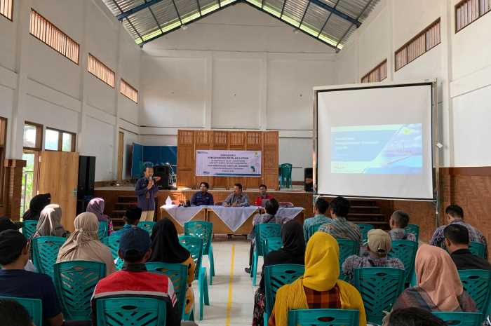 Pihak PLN ULTG Salatiga saat memberikan sosialisasi kepada warga Desa Kebondalem.&nbsp;NURFAIK NABHAN/Jawa Pos Radar Semarang