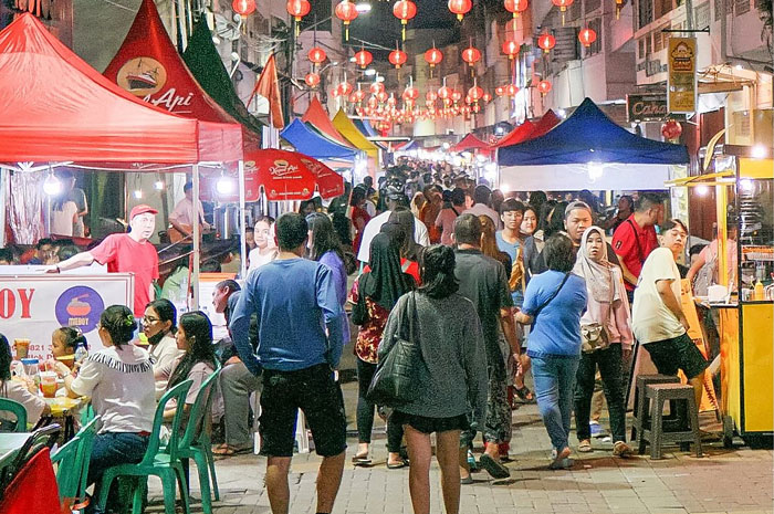 Suasana wisata kuliner Waroeng Semawis di Semarang.