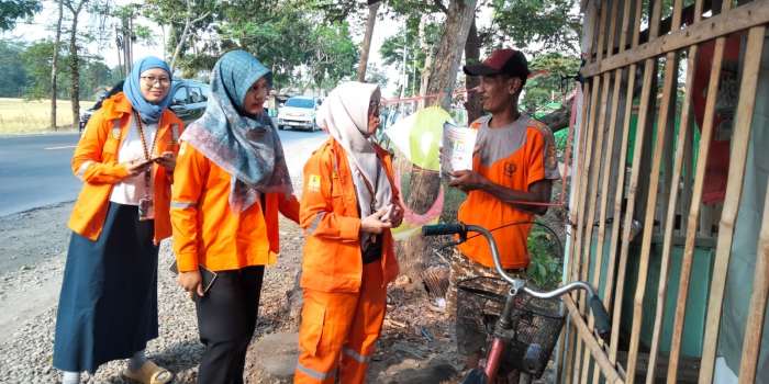 EDUKASI WARGA : Puluhan anggota Srikandi PLN turut melakukan edukasi bahaya bermain layang-layang di ruas SUTT Rawalo - Stara.