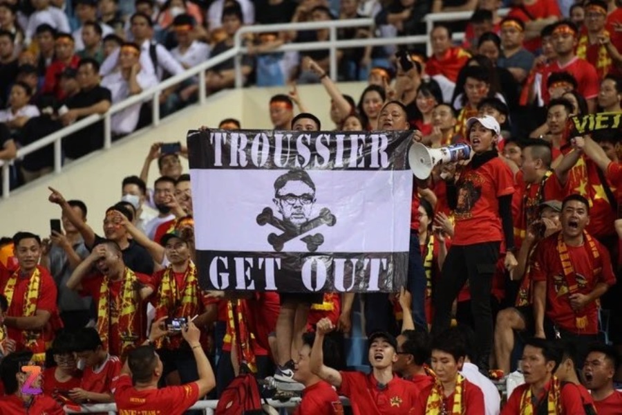 Suporter Vietnam serukan pecat Troussier
