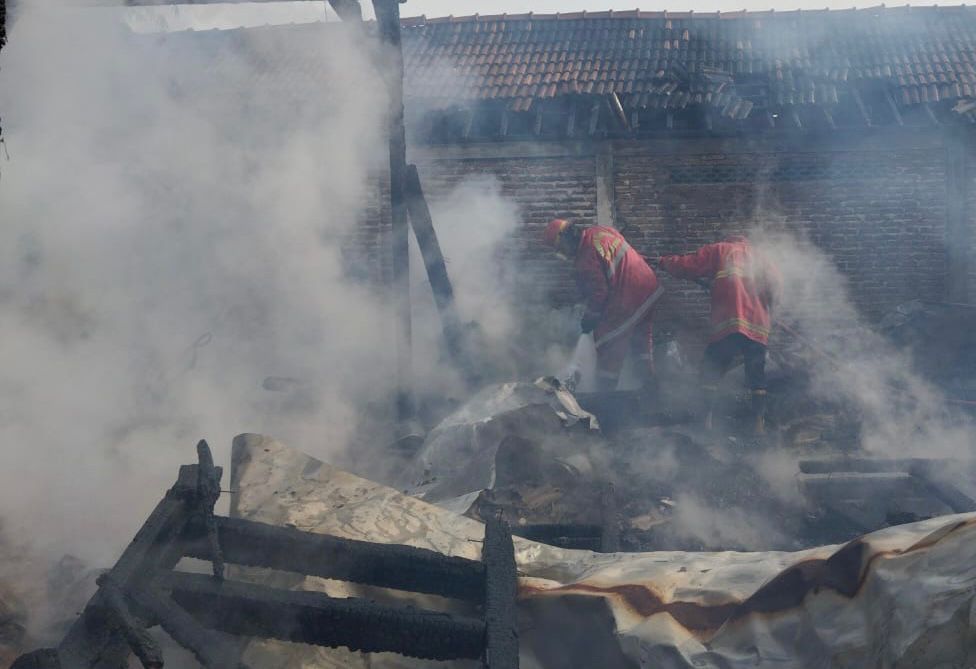 Penampakan rumah milik Ngatemi, korban kebakaran di Jenarsari, Gemuh, Rabu (27/3). DEVI KHOFIFATUR RIZQI/ JAWA POS RADAR SEMARANG