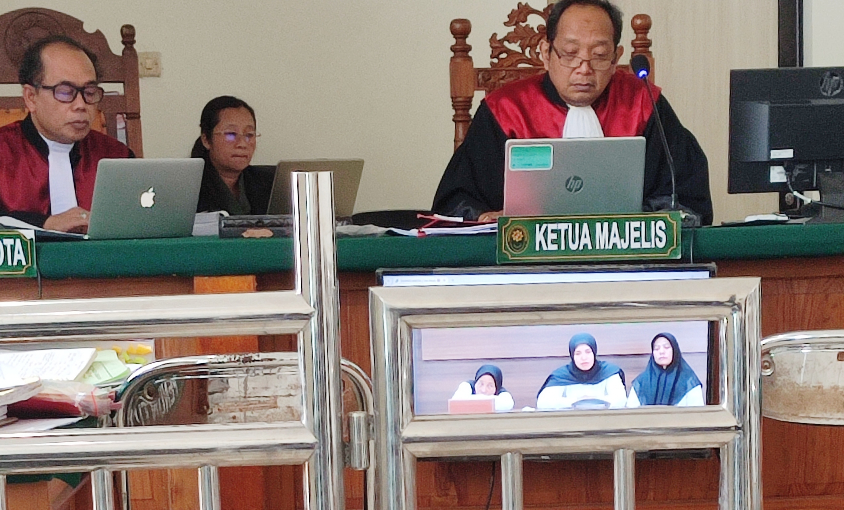 Tiga terdakwa kasus korupsi PNPM-MP Magelang mengikuti sidang pemeriksaan secara online, Rabu (27/3/2024).