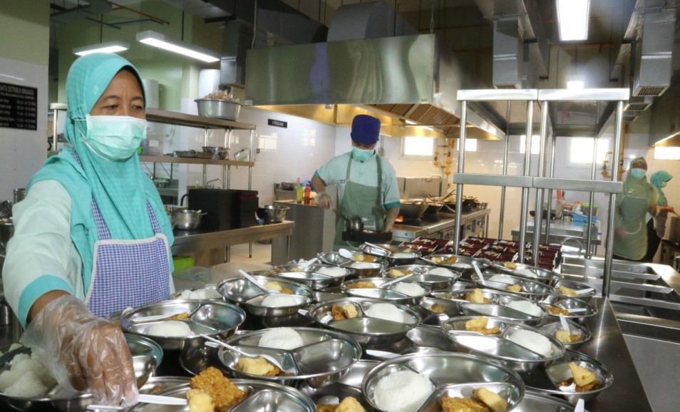 BERSERTIFIKAT HALAL : Tim Gizi RS PKU Muhammadiyah Gamping menyiapkan menu yang sudah memenuhi standar mutu gizi.