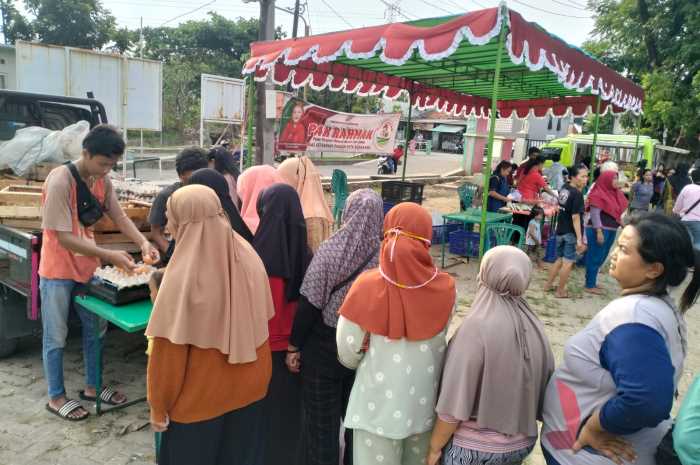 Warga Kelurahan Kaligawe, Kecamatan Gayamsari mengantre telur saat Pak Rahman di Halaman Kelurahan Kaligawe, Selasa (26/3) sore. FIGUR RONGGO WASSALIM/JAWA POS RADAR SEMARANG