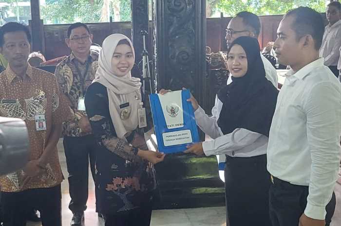 Bupati Demak dr Hj Eisti