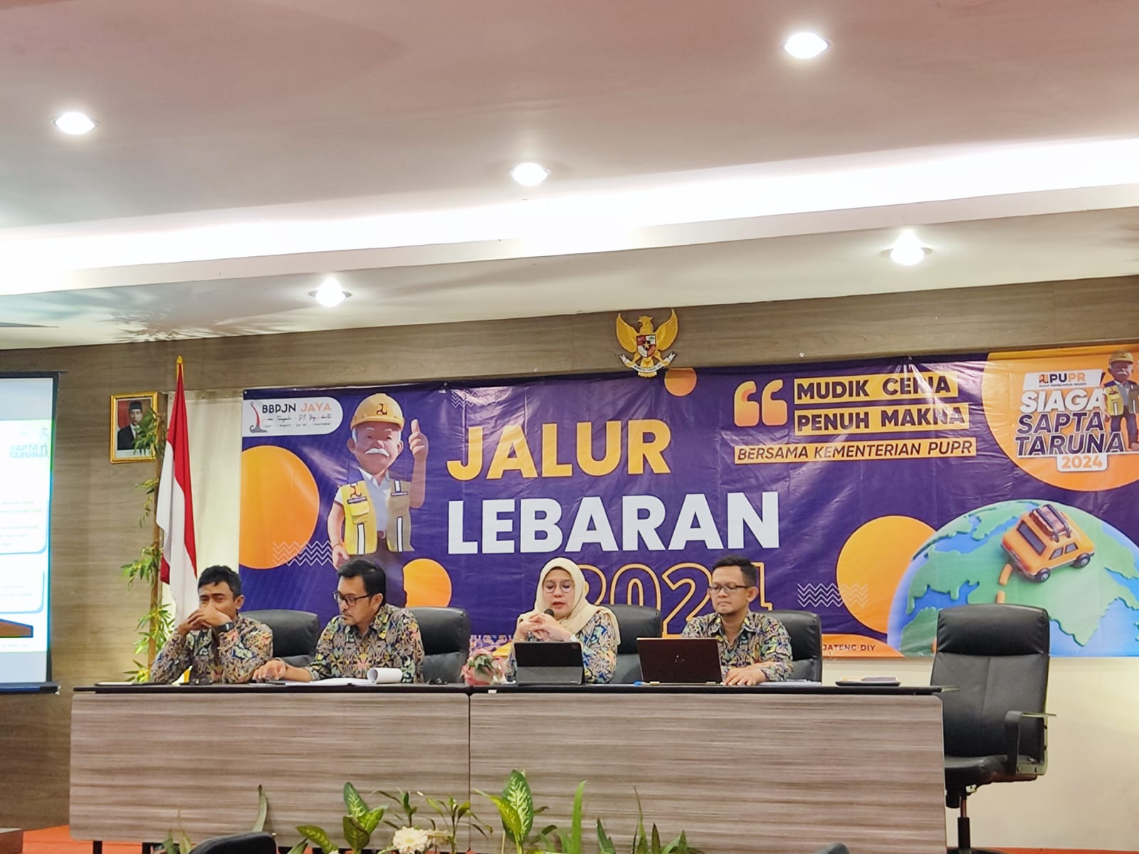 Kepala BBPJN Jateng-DIY Rien Marlia memberikan informasi terkait kondisi jalan menjelang Lebarang 2024 di Hotel Candi Indah Semarang.
