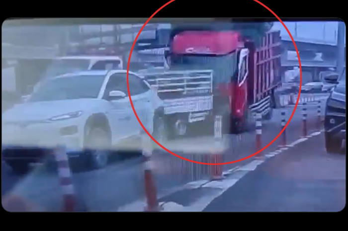 Tangkapan layar video kecelakan beruntun di Gerbang Tol Halim Utama, Jakarta pada Rabu (27/3)