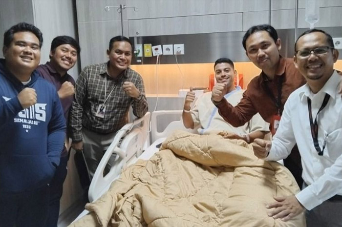 Pemain PSIS Semarang Vitinho pasca operasi di Eka Hospital, Tangerang, 25 Maret 2024.