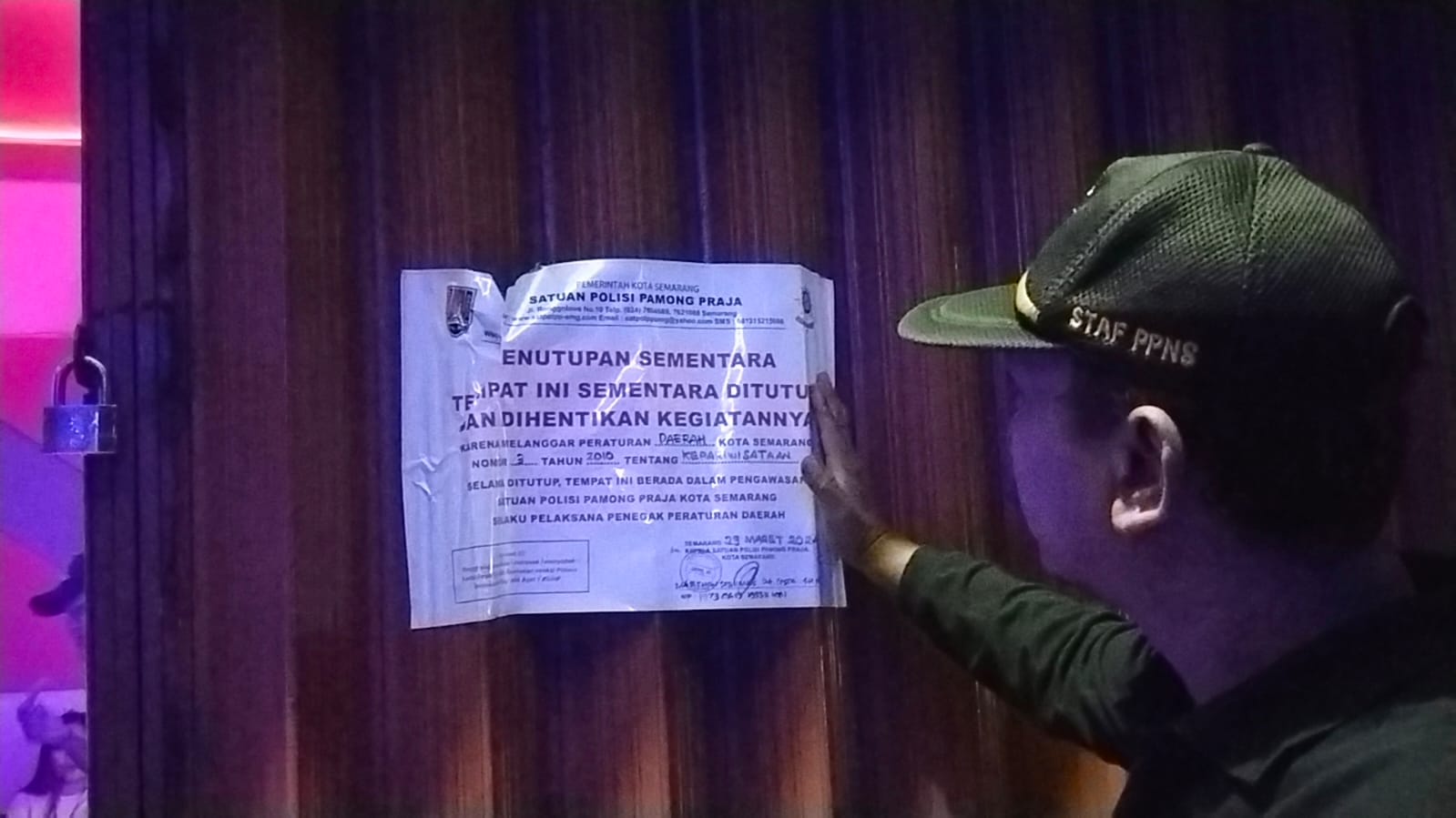 Salah satu tempat hiburan di Kota Semarang disegel Satuan Polisi Pamong Praja (Satpol PP) karena melanggar aturan jam buka selama Ramadan, Jumat (29/3) dini hari.