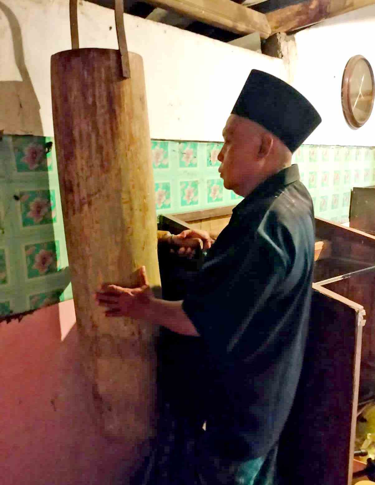 BERSEJARAH: Takmir Masjid Kiai Sholeh Darat, Luqman Hakim, menunjukkan kentongan yang diyakini peninggalan dari Kiai Sholeh Darat.