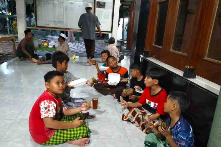 BAHAGIA: Buka bersama bersama warga dan para santri TPQ Kiai Sholeh Darat di Masjid Kiai Sholeh Darat.