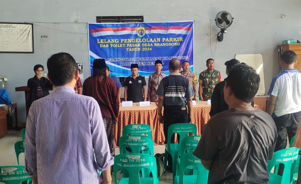 Prosesi lelang lahan parkir dan toilet Pasar Desa di Balai Desa Brangsong Sabtu (30/3).