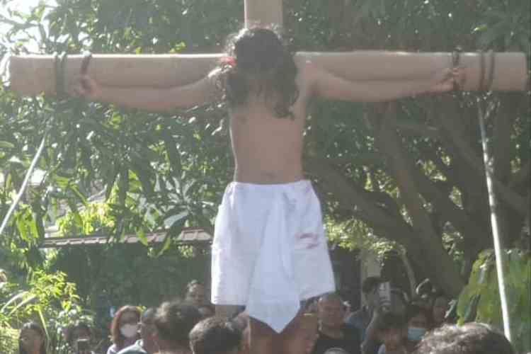 TELADANI YESUS KRISTUS : Prosesi visualisasi penyaliban Yesus Kristus di Gereja Katolik Mater Dei, Lampersari Jumat (29/3). (NUR CHAMIM/JAWA POS RADAR SEMARANG)