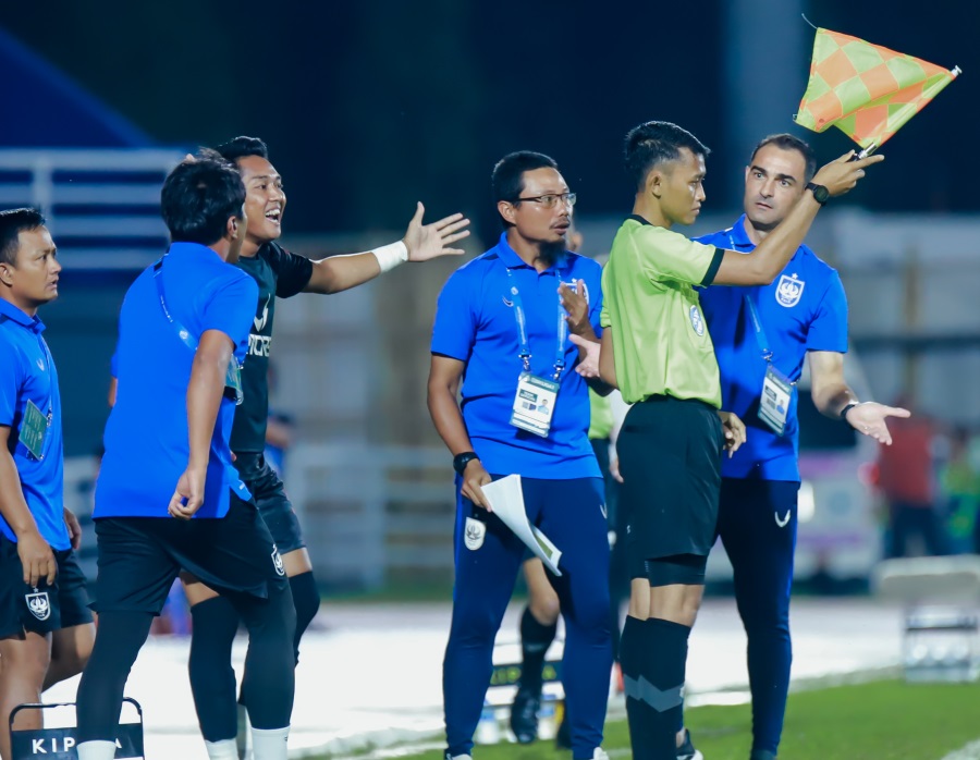 BRI Liga 1 Resmi ditunda