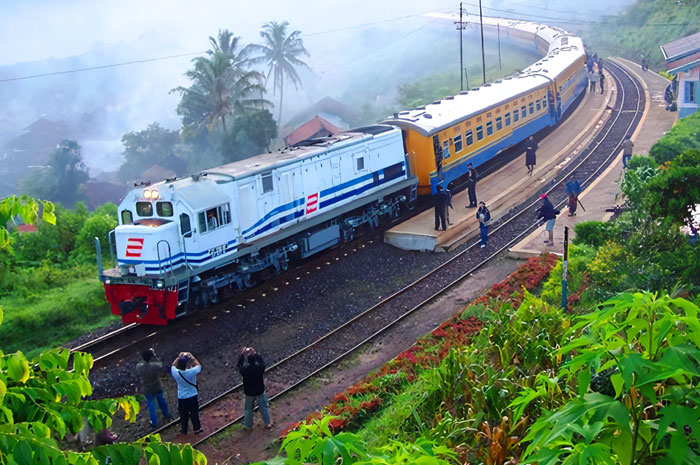 Sangat beresiko. Dilarang ngabuburit di sekitar jalur kereta api.