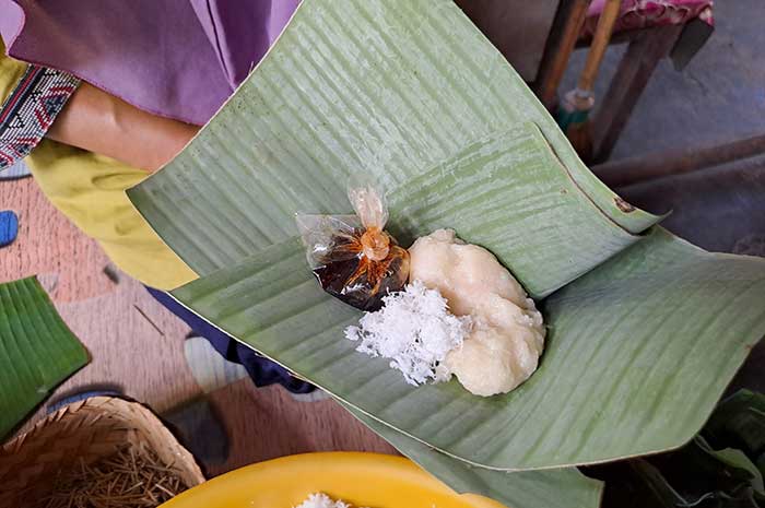 Warga membuat makanan jadul bernama Jemunak. Dengan cita rasa manis serta gurih. ROFIK SYARIF G P/JAWA POS RADAR SEMARANG