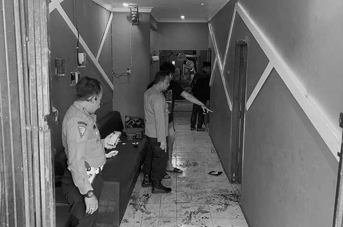 Polisi melakukan olah kejadian perkara pembacokan di Karaoke Pattaya, kompleks Argorejo (SK), Sabtu (20/3).