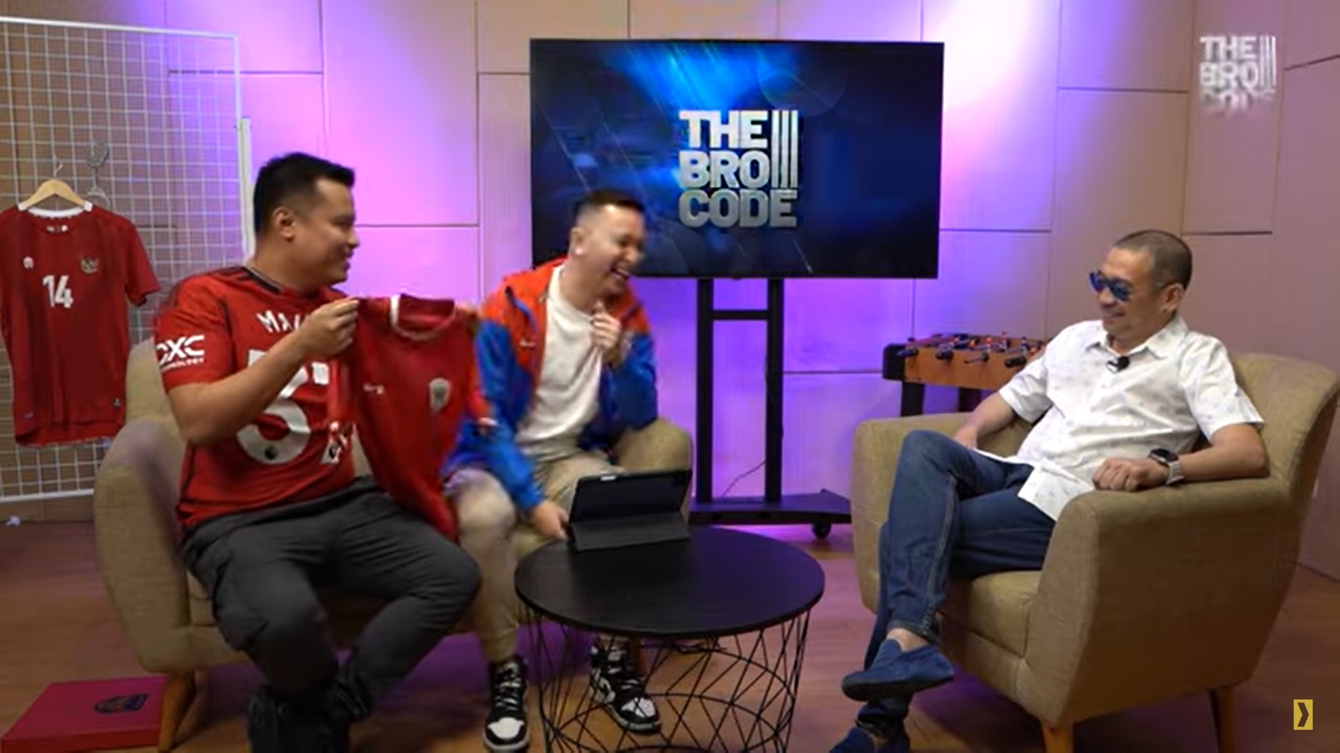 Coach Justin dkk mereview jersey timnas