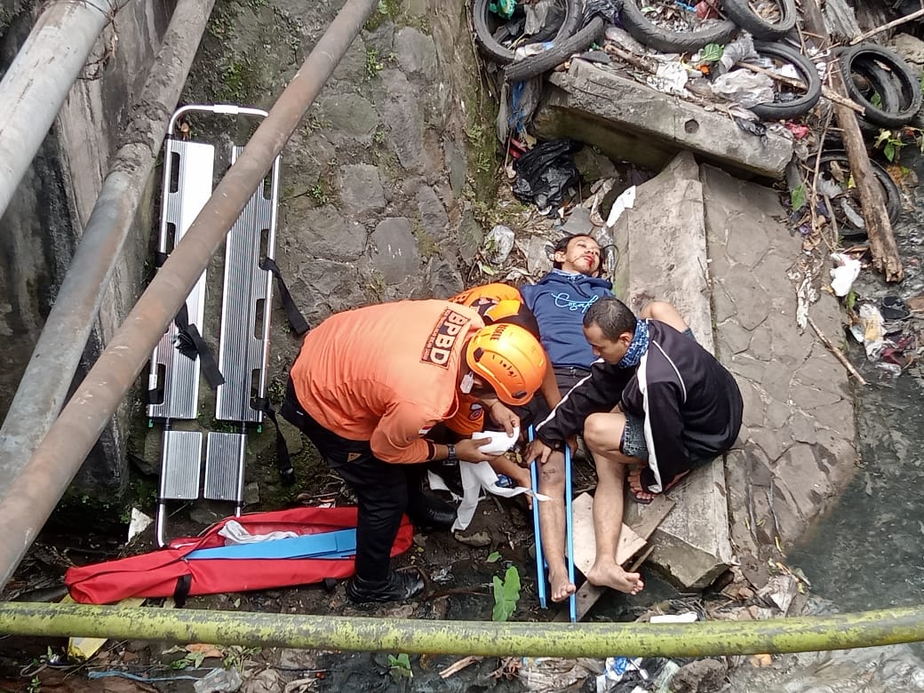 Relawan BPBD Kabupaten Semarang saat tengah mengevakuasi korban