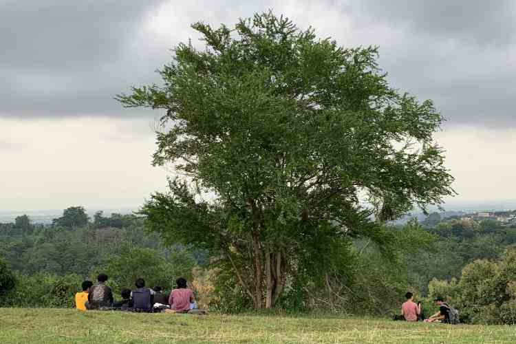 TUNGGU MAGHRIB : Salah satu spot ngabuburit mirip bukit Teletubbies di Kecamatan Tembalang dipenuhi pemuda dan pemudi untuk menunggu buka puasa. (IQBAL AMAR/JAWA POS RADAR SEMARANG)