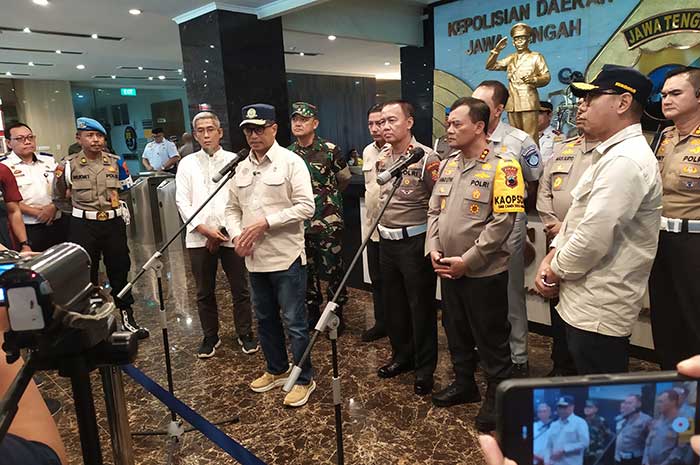 Menteri Perhubungan Budi Karya Sumadi memberikan keterangan usai mengikuti rapat koordinasi tentang kesiapan arus mudik dan balik Lebaran 2024 di Mapolda Jateng Minggu (31/3). M HARIYANTO/JAWA POS RAD