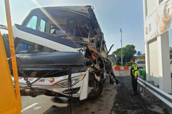 Kondisi bus Pahala Kencana yang mengalami kerusakan setelah terlibat kecelakaan di jalan tol Seksi B Semarang KM 430-300, persisnya di turunan Tembalang, Senin (1/4) sekitar pukul 05.30 WIB.&nbsp;