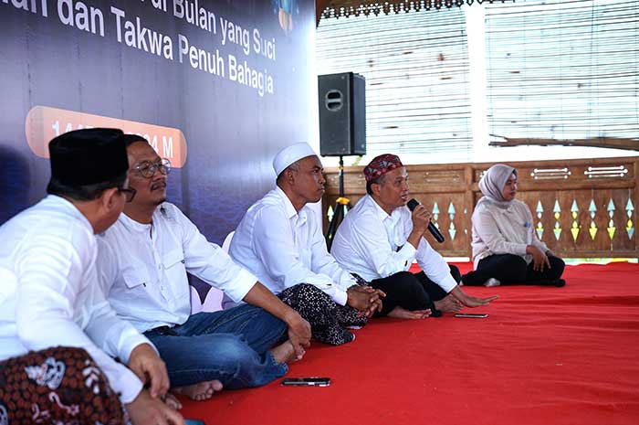 General Manager of Communication & Legal_ PT Semen Gresik, Abdul Manan, menyampaikan sambutan pada kegiatan silaturahmi sekaligus buka bersama tokoh agama (Toga), tokoh masyarakat (Toga).