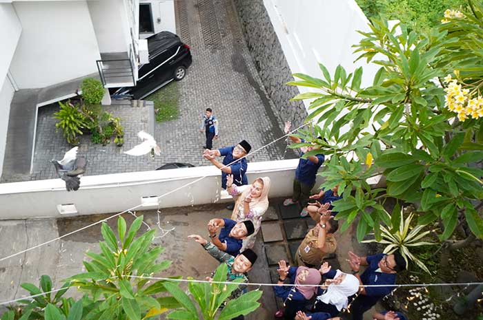 Wali Kota Semarang Hevearita Gunaryanti Rahayu, Direktur Jawa Pos Radar Semarang Baehaqi, General Manager Iskandar dan Wakil Ketua PWNU Jateng Ahmad Mundzir melepaskan merpati dalam perayaan HUT ke-24