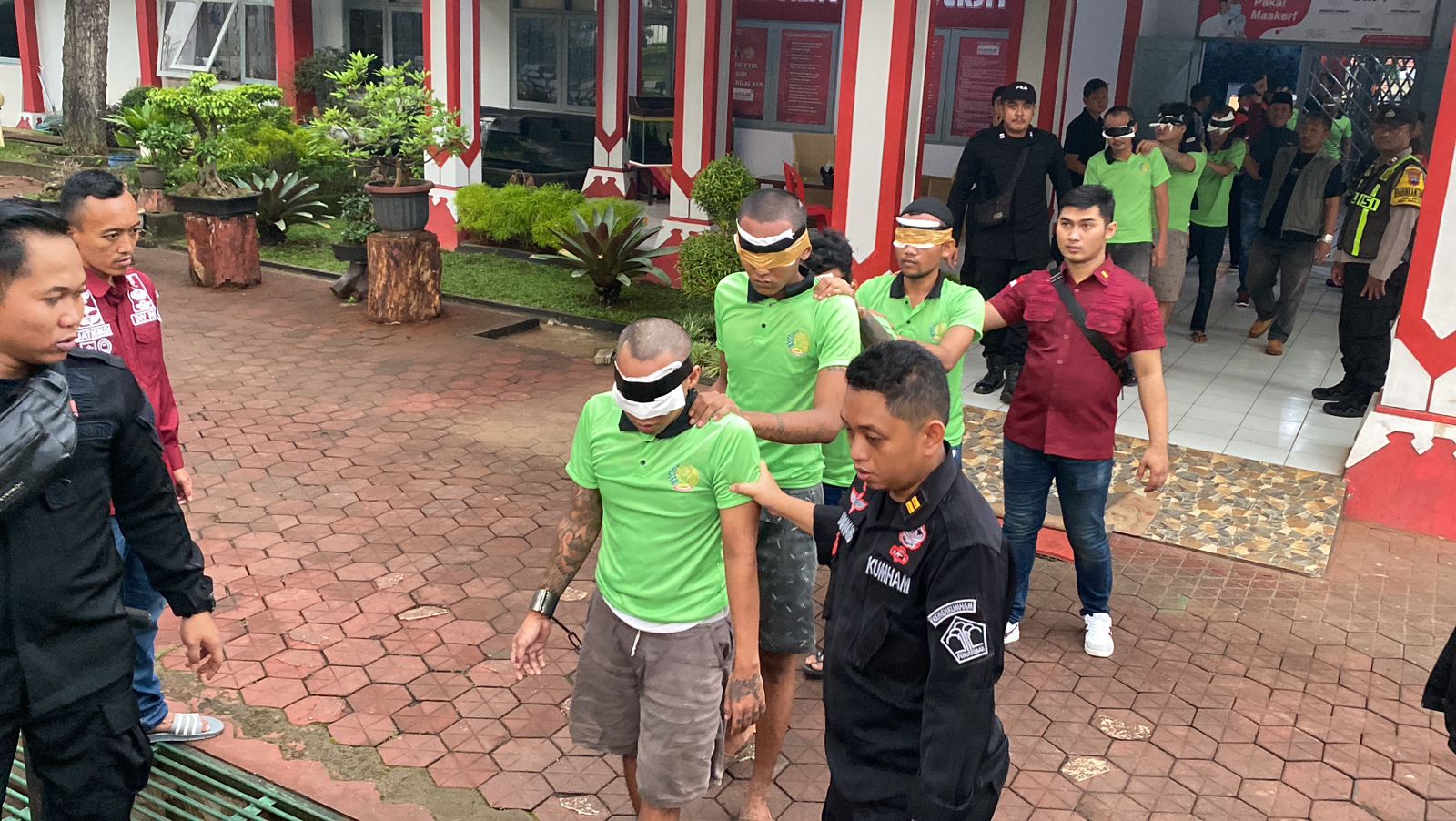 Sebanyak 56 warga binaan Lapas Kedungpane dipindahkan ke Pulau Nusakambangan, Senin (1/4/2024).
