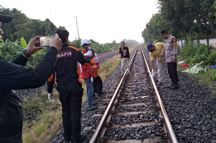 Petugas melakukan olah tempat kejadian perkara.