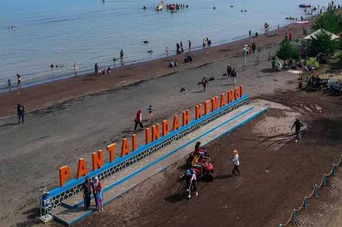 Sejumlah pengunjung saat menikmati pesona Pantai Indah Kemangi (PIK), Desa Jungsemi.&nbsp;DEVI KHOFIFATUR RIZQI/ JAWA POS RADAR SEMARANG