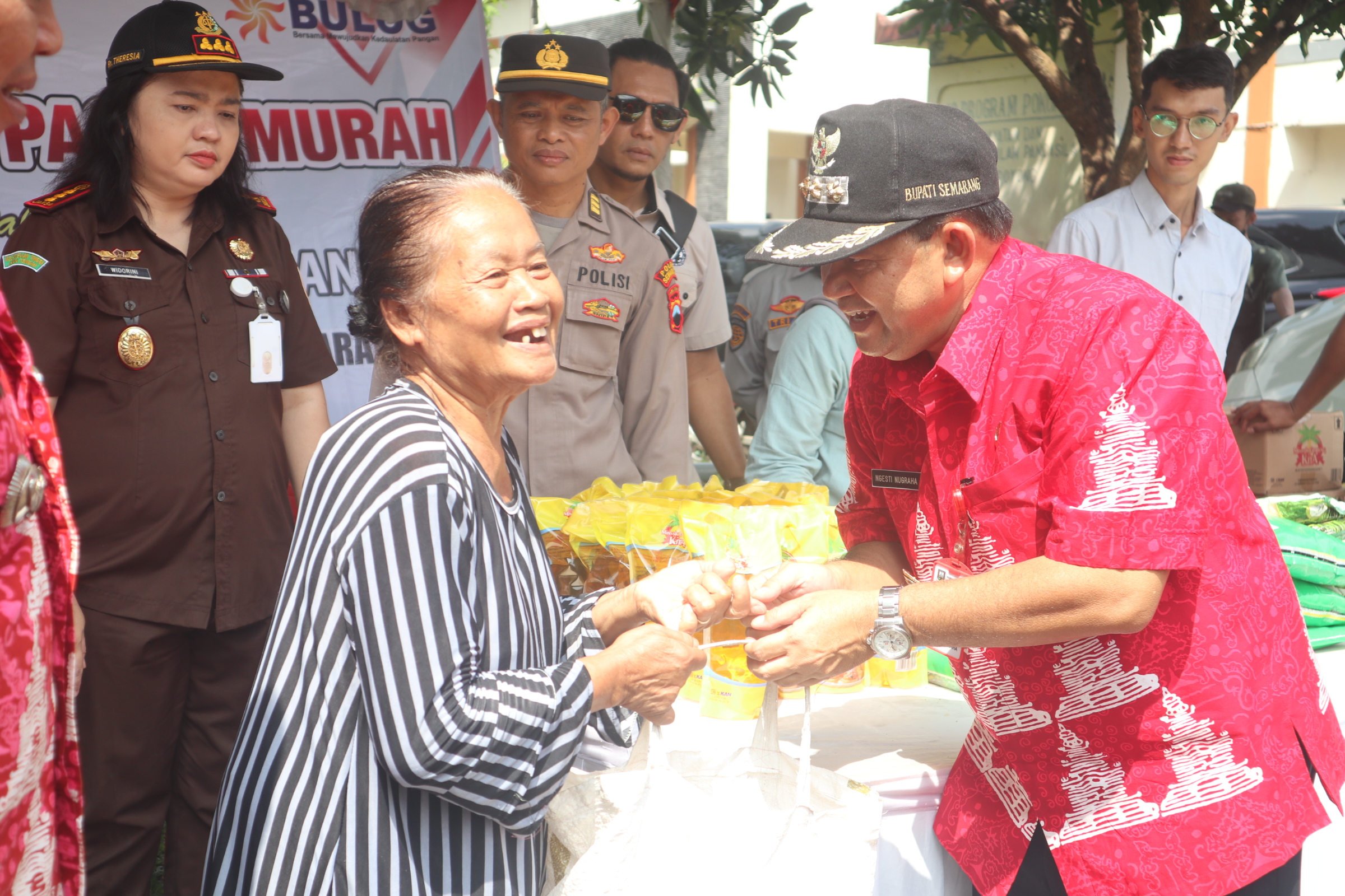 Bupati Semarang saat meninjau langsung bazar sembako murah yang ada di Halaman Kantor Kecamatan Bawen