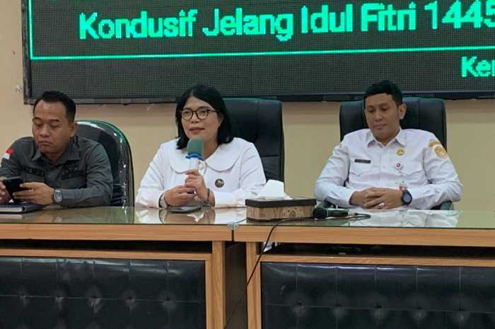 Kajari Kendal Erny Feronica Maramba didampingi Kaban Kesbangpol dalam Rakor cipta kondisi jelang Idulfitri 1445 Hijriah di aula Kejari Kendal Rabu (3/4). DEVI KHOFIFATUR RIZQI/ JAWA POS RADAR SEMARANG