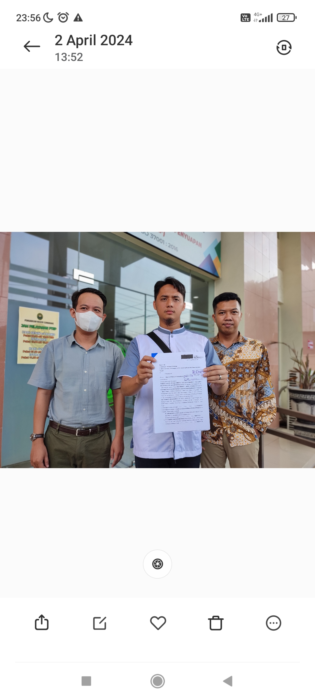 Kontraktor Dwi Prahesto (tengah) didampingi kuasa hukumnya dari Sunarto Law Office dan Agung Pribadi and Partner menunjukkan surat gugatan di Pengadilan Negeri Semarang, Selasa (2/4/2024).