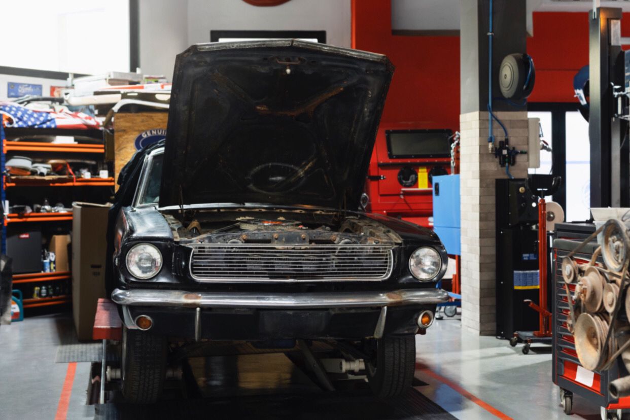 Ilustrasi maintenance mobil yang berada di garasi