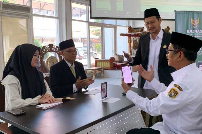 Sekda Kendal Sugiono saat menunjukkan bukti pembayaran zakat di Pendopo Tumenggung Bahurekso Rabu (3/4). DEVI KHOFIFATUR RIZQI/ JAWA POS RADAR SEMARANG