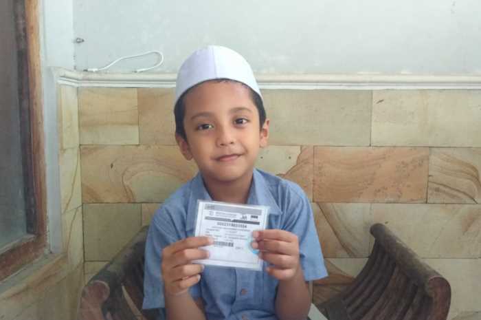 Arshaka Muhammad Narendra menunjukkan kartu JKN yang sudah difotokopi dan dilaminasi oleh orang tuanya untuk dimasukkan ke dalam tas sekolahnya. PUPUT PUSPITASARI/JAWA POS RADAR SEMARANG