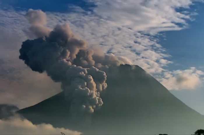 Visuali penampakan Gunung Merapi pagi tadi pas mengeluarkan awan panas guguran (APG), Rabu (3/4) pagi.
