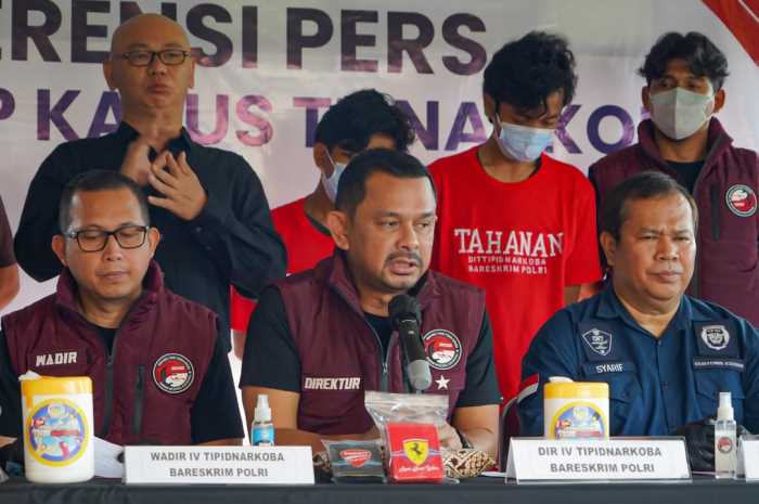 Petugas Gabungan dari Direktorat Tindak Pidana Narkoba Bareskrim Polri, Polda Jateng dan Bea Cukai menggerebek sebuah rumah di Ngesrep Barat Semarang pada Rabu, (3/4/2024).