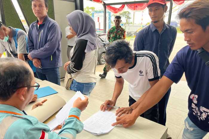 Para petani rumpon&nbsp; di wilayah Genuk menerima tali asih terkait pembangunan jalan tol Semarang-Demak. (Wahibpribadi)