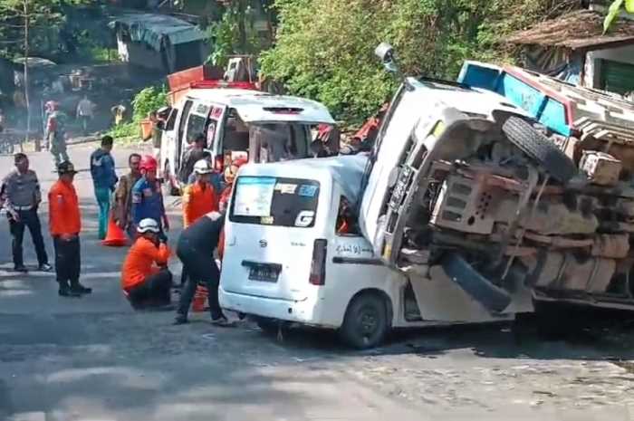 Tak kuat nanjak, truk pengangkut pasir terguling menimpa mobil Grand Max dan sepeda motordi Jalan Pawiyatan Luhur Semarang Kamis (4/4/2024) sekitar pukul 07.00.
