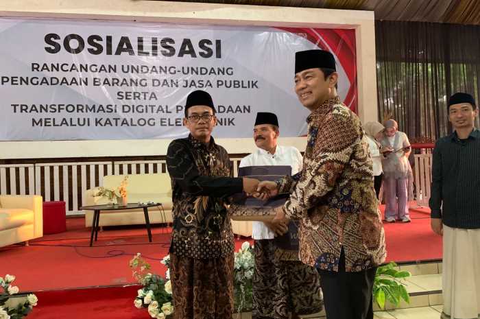 Kepala LKPP Hendrar Prihadi menghadiri sosialisasi pengadaan barang/jasa bersama santripreneur di Kabupaten Kendal, Rabu (3/4).&nbsp;DEVI KHOFIFATUR RIZQI/ JAWA POS RADAR SEMARANG