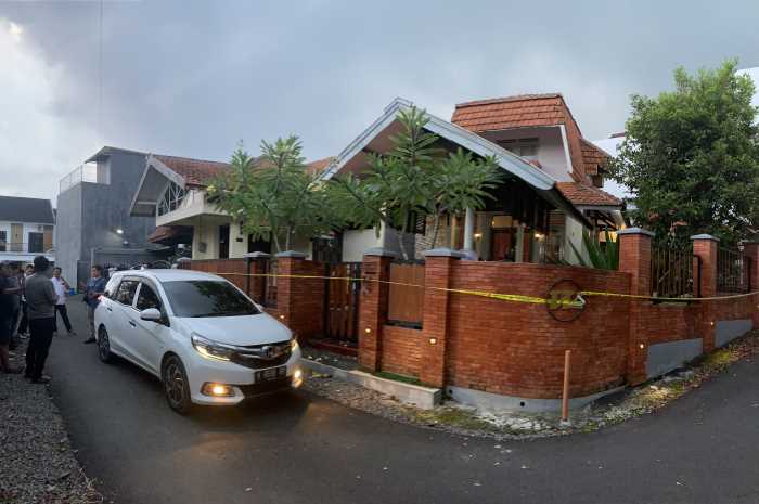 Rumah di Jalan Ngesrep Barat IV yang diduga sebagai pabrik sabu dan happy water masih dijaga polisi Rabu (3/4) sore. M IQBAL AMAR/JAWA POS RADAR SEMARANG  &nbsp;