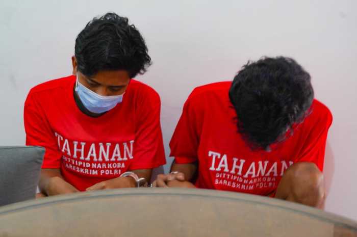 2 Tersangka yang diamankan di pabrik sabu dan happy water di Ngesrep Barat Semarang.