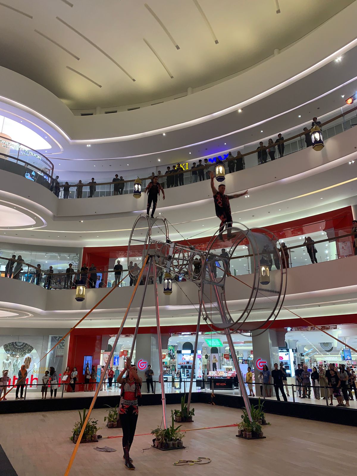 Aly, Antony, dan Michael pemain akrobatik Wheel of Wonder menggelar pertunjukan pertamanya di Kota Semarang