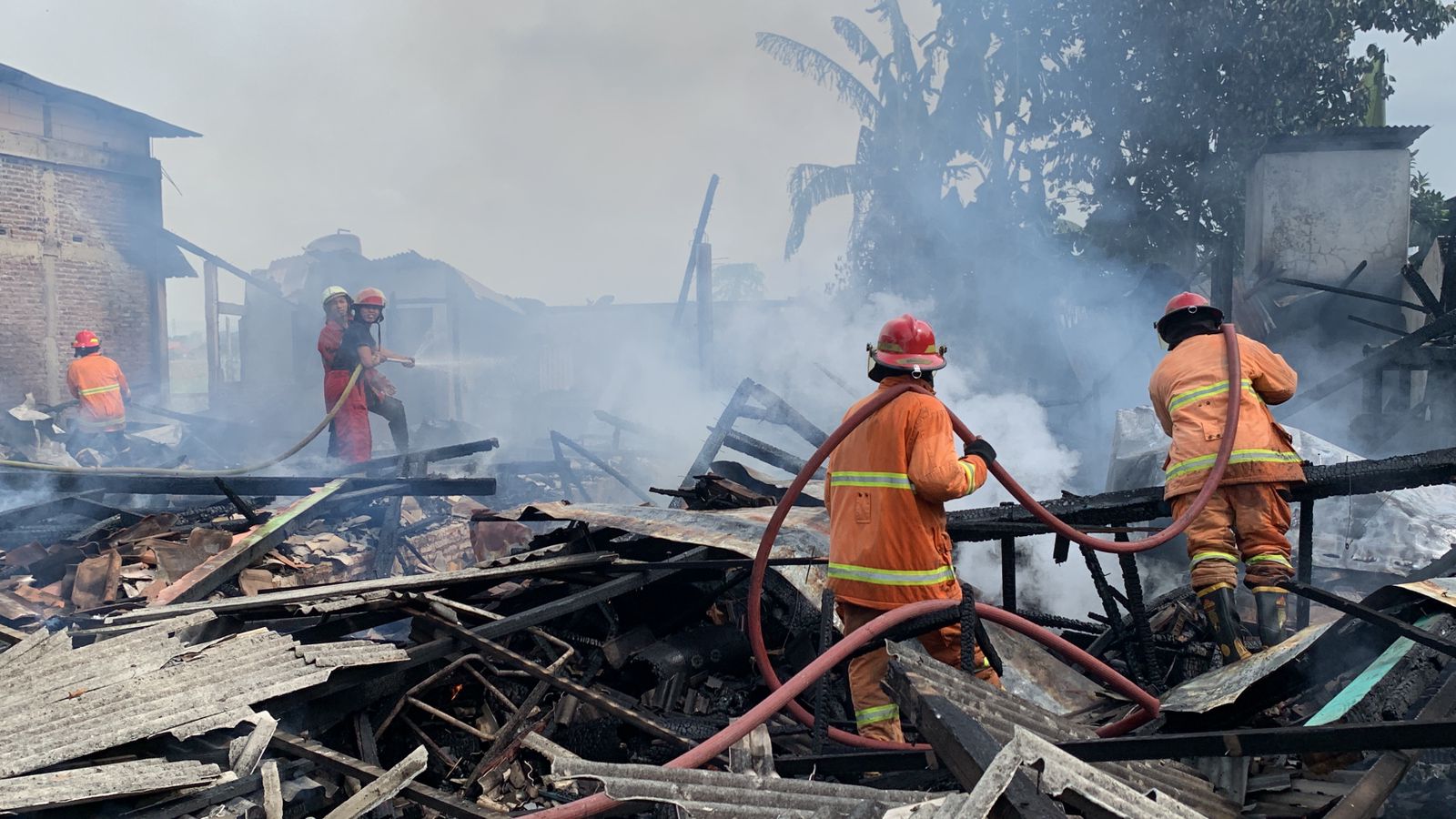 Peristiwa kebakaran di Desa Caruban, Ringinarum, Jumat (5/4) siang. DEVI KHOFIFATUR RIZQI/ JAWA POS RADAR SEMARANG