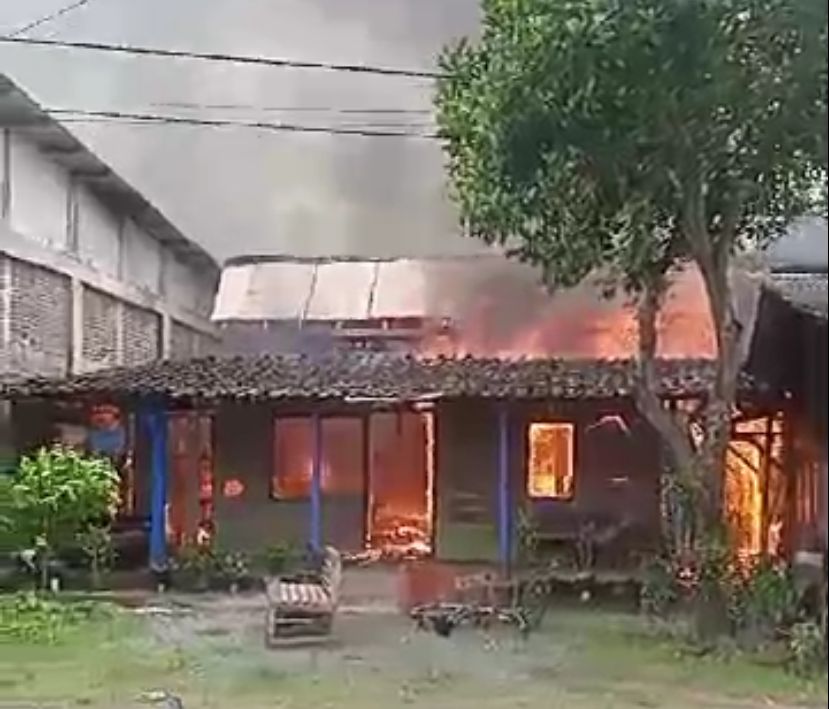 Peristiwa kebakaran di Desa Caruban, Ringinarum, menghanguskan dua bangunan Jumat (5/4). DEVI KHOFIFATUR RIZQI/ JAWA POS RADAR SEMARANG