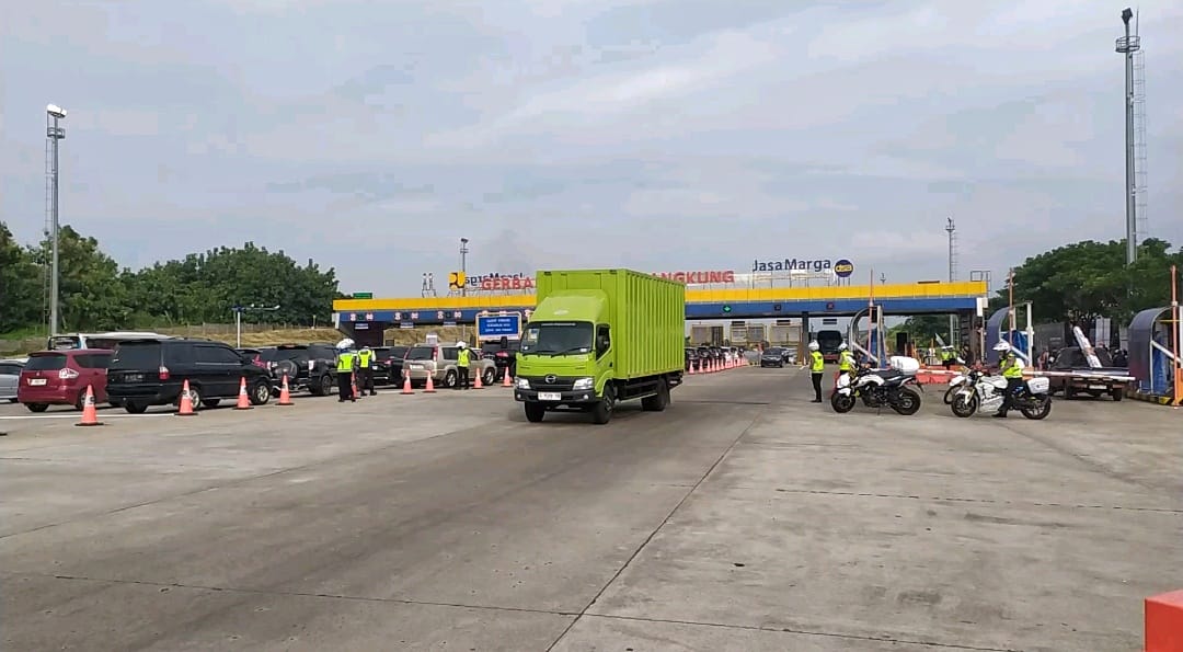 Kondisi gerbang tol Kalikangkung Semarang Jumat (5/4/2024) sore. (M Hariyanto/Jawa Pos Radar Semarang)