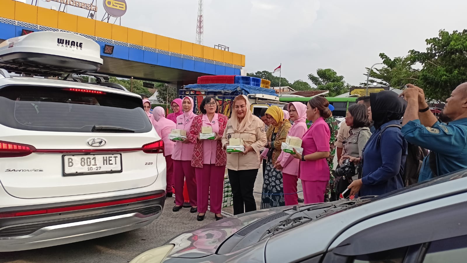 Wali Kota Semarang, Hevearita Gunaryanti Rahayu ketika mengecek arus mudik di Gerbang Tol Kalikangkung dan Bandara Jenderal Ahmad Yani Semarang, Jumat (5/6). ADENNYAR WYCAKSONO/JAWA POS RADAR SEMARANG